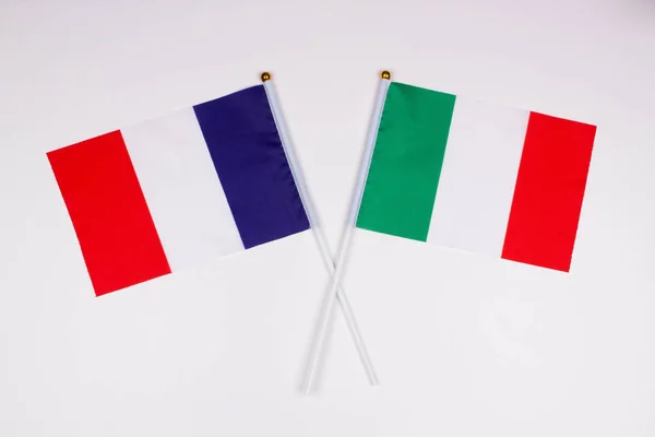 Flaga Francji Flaga Włoch Skrzyżowały Się Białym Tle Odizolowany Obraz — Zdjęcie stockowe
