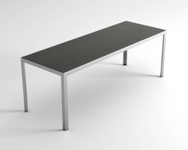 Beyaz arka planda metal bacaklı ahşap masa