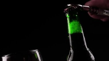 adam bir şişe köpüklü yakınındaki boş bardak taze bira tıpasını