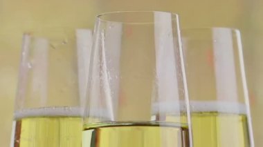 Şampanya altın bokeh arka plan karşı altın kabarcıkları ile dolum flüt