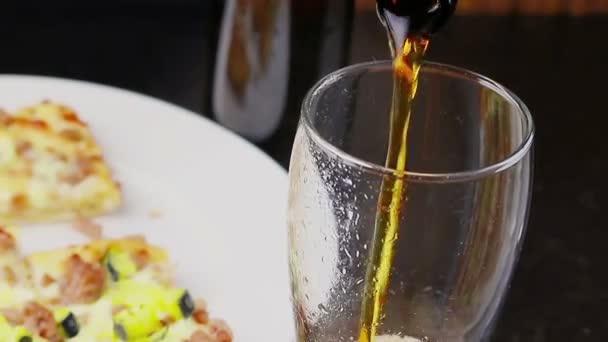 Enchendo um copo de cerveja fresca com espuma na frente de fundo pizza italiana, bebida e relaxar conceito — Vídeo de Stock