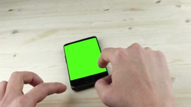 yazma metin haber chroma anahtar yeşil ekran, smartphone teknoloji ile iletişim için bir akıllı telefon kullanarak adam eller