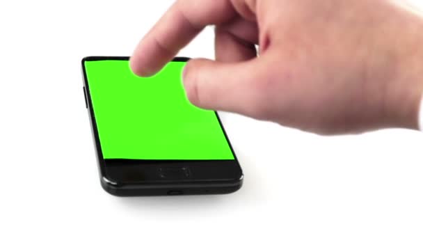 Бізнесмен рука використовує смартфон в офісі і п'є каву з ключем хрому, зелений екран, ділове спілкування з технологією смартфона — стокове відео