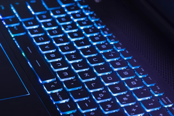 Tastiera per notebook con tinta chiara blu scuro, concetto di tecnologia — Foto Stock