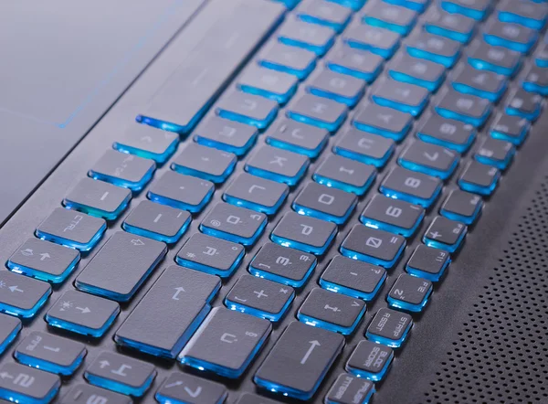 Teclado notebook com tom de luz azul — Fotografia de Stock