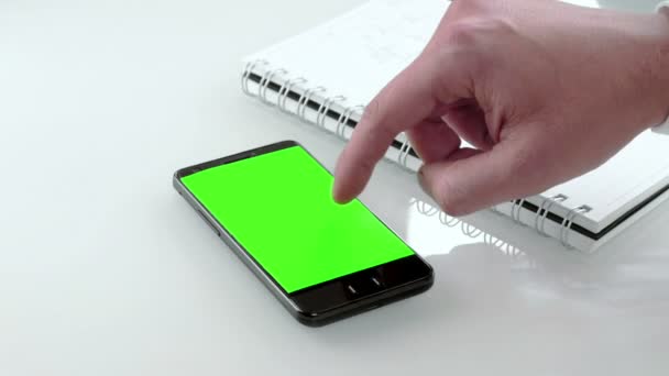 Mão empresário usando um telefone inteligente no escritório com chave chroma, tela verde, comunicação de negócios com smartphone — Vídeo de Stock