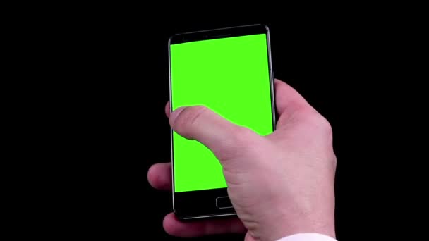 Mãos homem usando telefone inteligente para escrever mensagens de texto com chave chroma, tela verde no fundo preto, comunicação com o smartphone — Vídeo de Stock