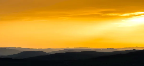 Silhueta montanhas ao pôr do sol — Fotografia de Stock