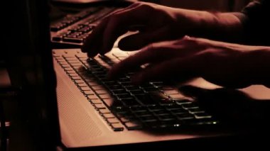 notebook klavye sıcak ışık tonlama ile yazarak adam