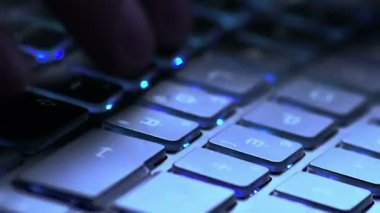 notebook klavye mavi ışık tonlama ile eylem yazarak