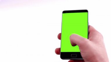 adam el için bir akıllı telefon kullanarak metin ile chroma anahtar, beyaz zemin üzerine yeşil ekran mesaj yazmak