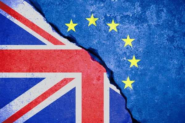 Brexit blå Europeiska unionen Eu-flaggan på trasiga vägg och halva Storbritannien flagga — Stockfoto