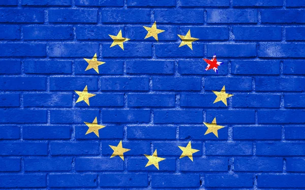 Європейський Союз brexit синій прапор ЄС на цегляну стіну і одна зірка з Великобританії прапор — стокове фото