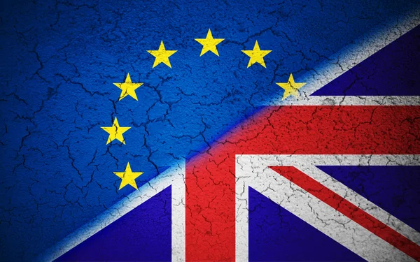 De Europese Unie brexit blauwe Eu-vlag op grunge gebroken muur en halve vlag van Groot-Brittannië — Stockfoto