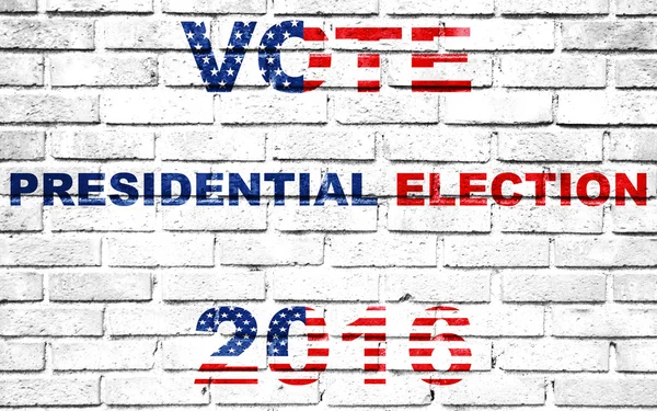 Выборы в США на 2016 год написаны на фоне белой стены — стоковое фото