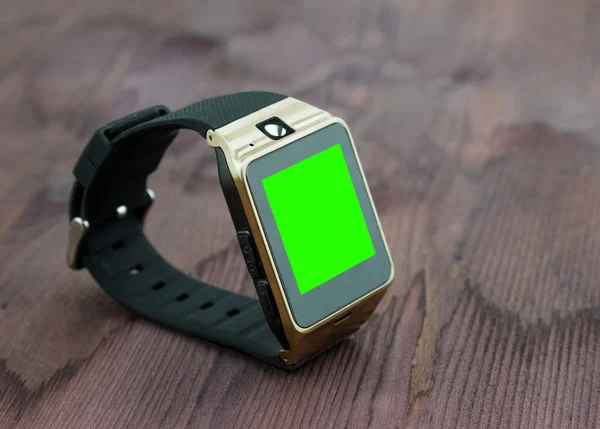 SmartWatch geïsoleerd op hout achtergrond met chroma key groen scherm — Stockfoto