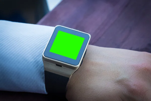 Homme d'affaires utilisant son application smartwatch, nouveau concept de technologie — Photo