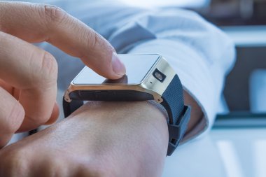 onun smartwatch app günlük ışık kullanarak iş adamı