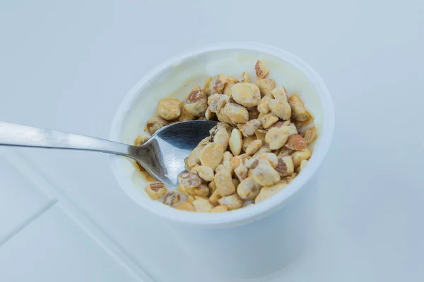 Close-up van gezonde granen en chocolade en witte yoghurt op de lepel — Stockfoto