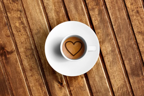 Detalle de gran café espresso italiano en una taza blanca, parte superior de la vista con forma de corazón de espuma — Foto de Stock