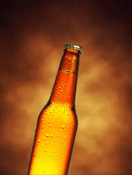 Una botella de cerveza fresca con gotas, aislada — Foto de Stock