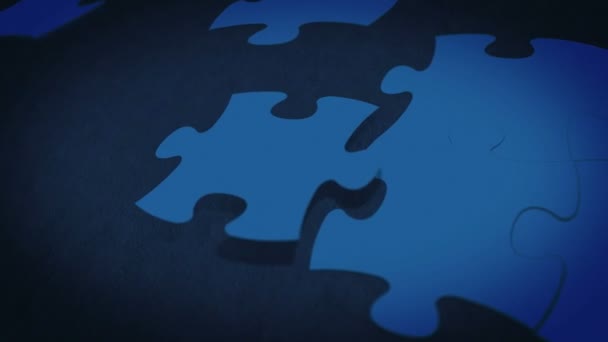 Puzzle composizione europa bandiera e regno unito di grande bandiera nazionale britannica su sfondo blu — Video Stock