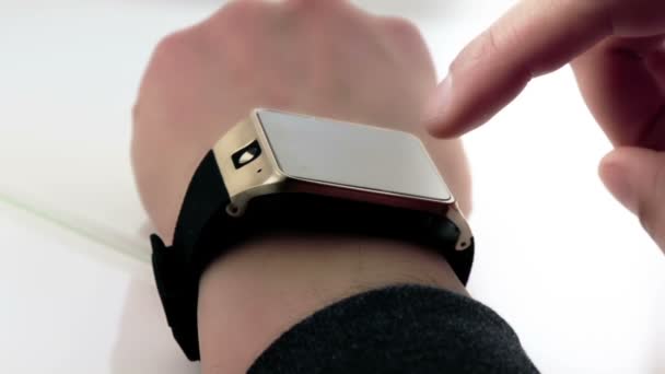 Homem usando seu aplicativo smartwatch na luz diária — Vídeo de Stock