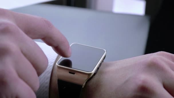 Бізнесмен використовує свій додаток розумного годинника в офісі — стокове відео