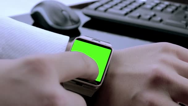 Homem de negócios usando smartwatch com tela verde chave chroma — Vídeo de Stock