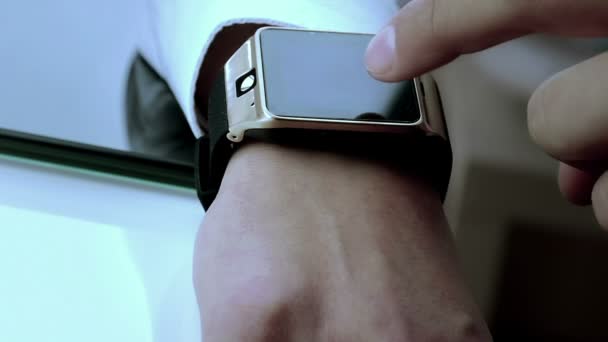 homme d'affaires utilisant l'application smartwatch 