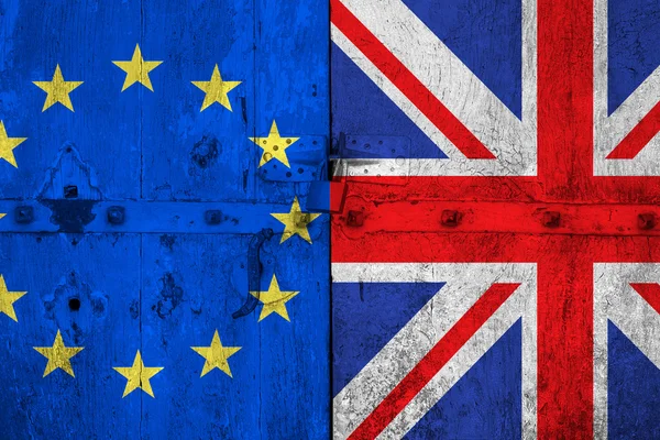 Brexit blue unione europea Bandiera UE e mezza grande bandiera britannica sulla vecchia porta di legno — Foto Stock