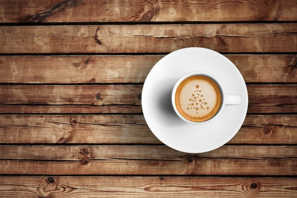 Grand café expresso italien dans une tasse blanche sur table en bois avec arbre en mousse forme de Noël — Photo