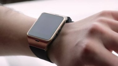 onun smartwatch app günlük ışık kullanan adam