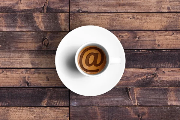 Große italienische Espresso-Kaffee in einer weißen Tasse mit at @ email Symbolform, Technologie-Konzept — Stockfoto
