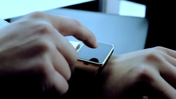 homme d'affaires utilisant son application smartwatch dans le bureau 