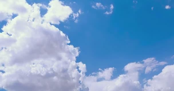 Weiße Wolken über blauem Himmel im Zeitraffer — Stockvideo