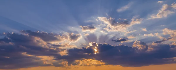 Zonsondergang scène met de daling van de zon en ray licht, wolken in de achtergrond, warme kleurrijke hemel — Stockfoto