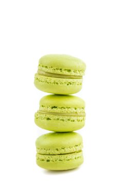 Beyaz arka plan üzerinde maccarone şekerli tatlı izole yığılmış yeşil pasta macaron