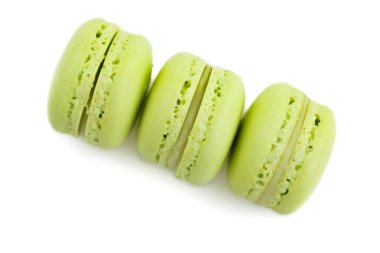 Beyaz arka plan üzerinde maccarone şekerli tatlı izole üç yığılmış yeşil pasta macaron görünümünü üst