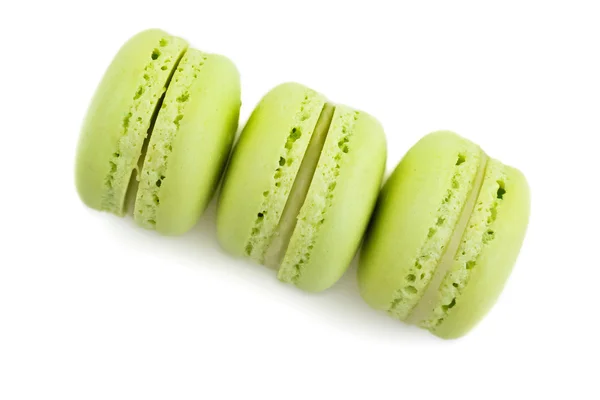Вид зверху три складених зелених торта макарон ізольовані на білому тлі, солодкий десерт макарони — стокове фото