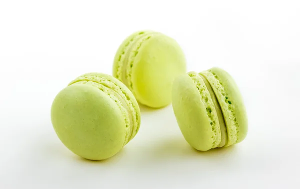 Tres macaron pastel verde aislado sobre fondo blanco, maccarone postre dulce — Foto de Stock