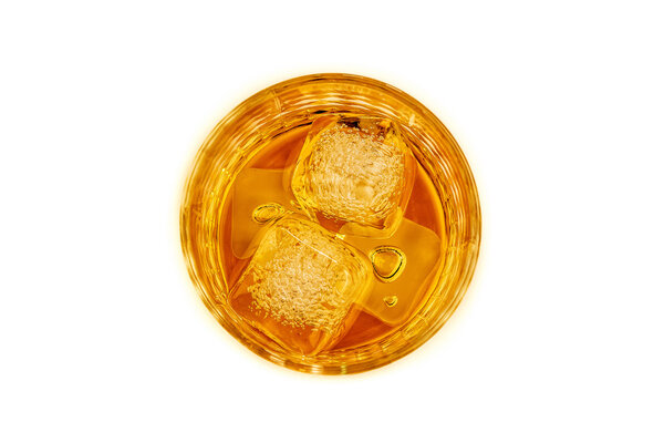 виски в стакане с кубиками льда на белом фоне
