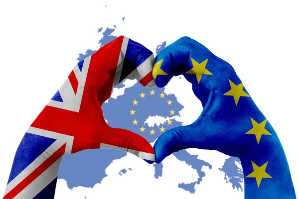 Brexit, руками людини у формі серця з малюнком з прапор синій Європейському Союзі ЄС і прапор Великої Британії Великобританії на карті Європи з фоном жовтий зірочок — стокове фото
