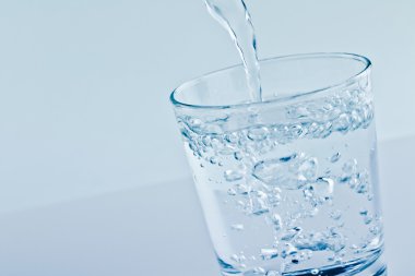 bir bardak su, beslenme ve sağlık kavramı ile doldurma