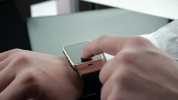 homme d'affaires utilisant son application smartwatch dans le bureau 