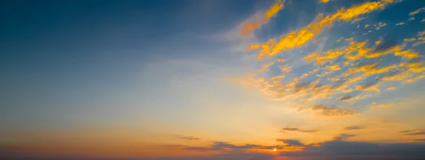 Zonsondergang scène met de daling van de zon en ray licht, wolken in de achtergrond, warme kleurrijke hemel — Stockfoto