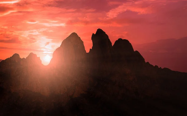 Silhouette de montagnes au coucher du soleil avec coucher de soleil et lumière du soleil, nuages en arrière-plan — Photo