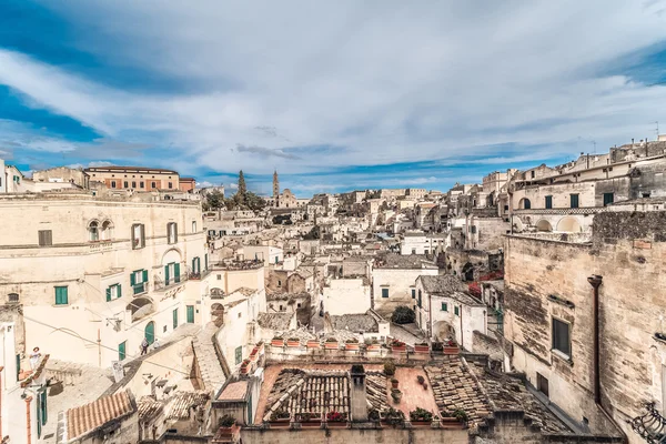 典型的石头 (Sassi di Matera) 和教会的马泰拉在蓝蓝的天空下的全景 — 图库照片