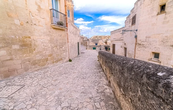Vista típica de la calle vieja de Matera bajo el cielo azul —  Fotos de Stock