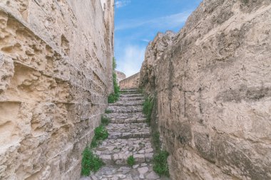 tipik eski merdiven görünümü Matera mavi gökyüzü altında 